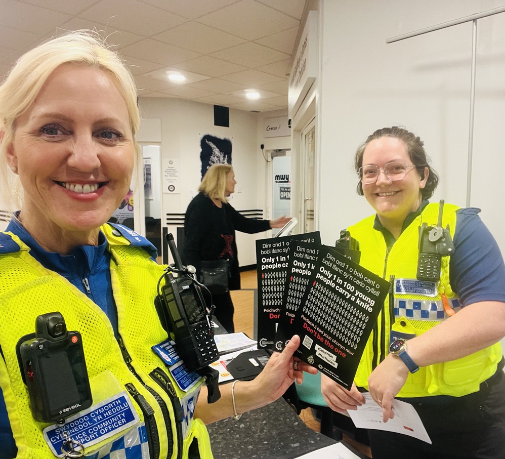 PCSOs headed to Singleton Hospital to raise staff and visitor awareness about knife-crime