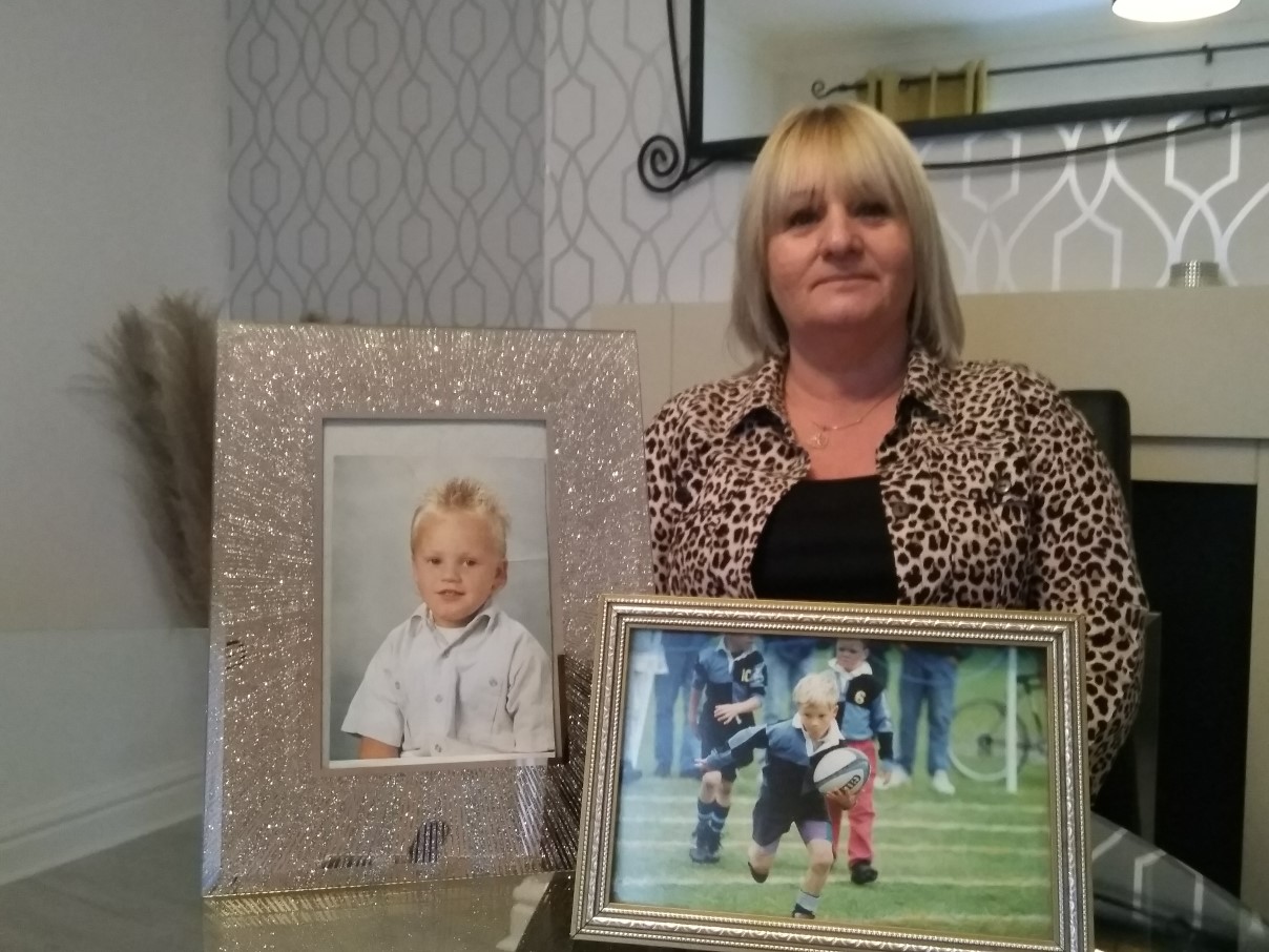 Mae BBC Crimewatch Live wedi dangos achos Robert Williams, bachgen 15 mlwydd oed aeth ar goll o'i gartref yn Resolfen 19 mlynedd yn &ocirc;l.  Mae ei fam, Cheryl, yn apelio ar bobl i &lsquo;helpu i ddod &acirc;'i bachgen bach gartref&rsquo;.