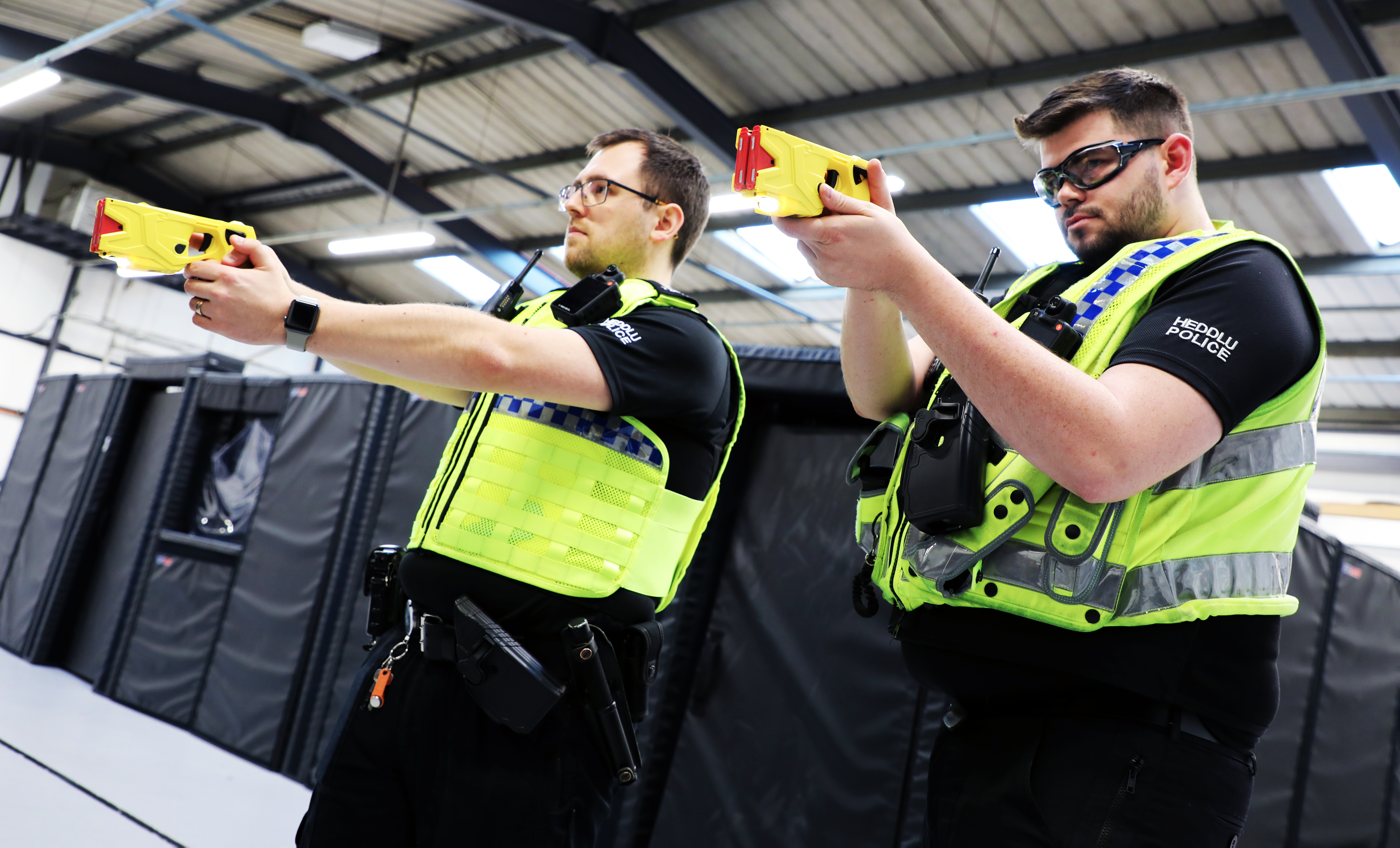Dau Gwnstabl Gwirfoddol yn dal Taser 